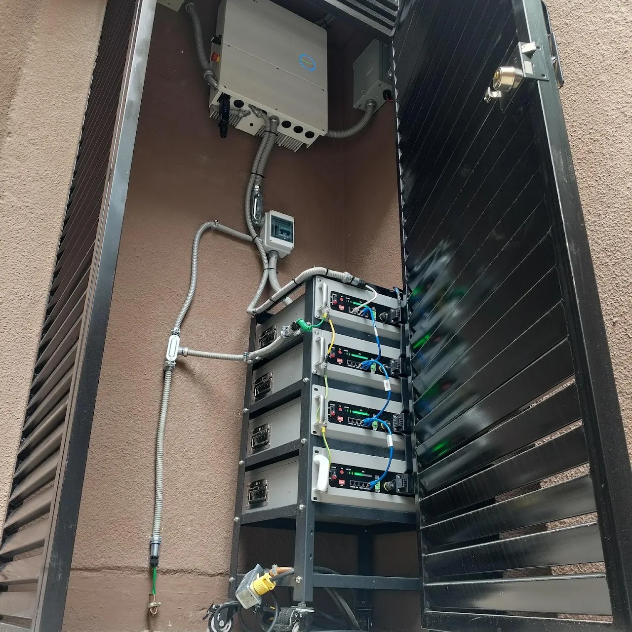 Banco de baterías e inversor de un sistema aislado