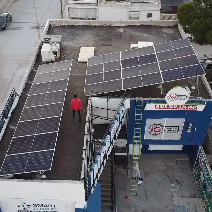 Local comercial con paneles solares en la azotea
