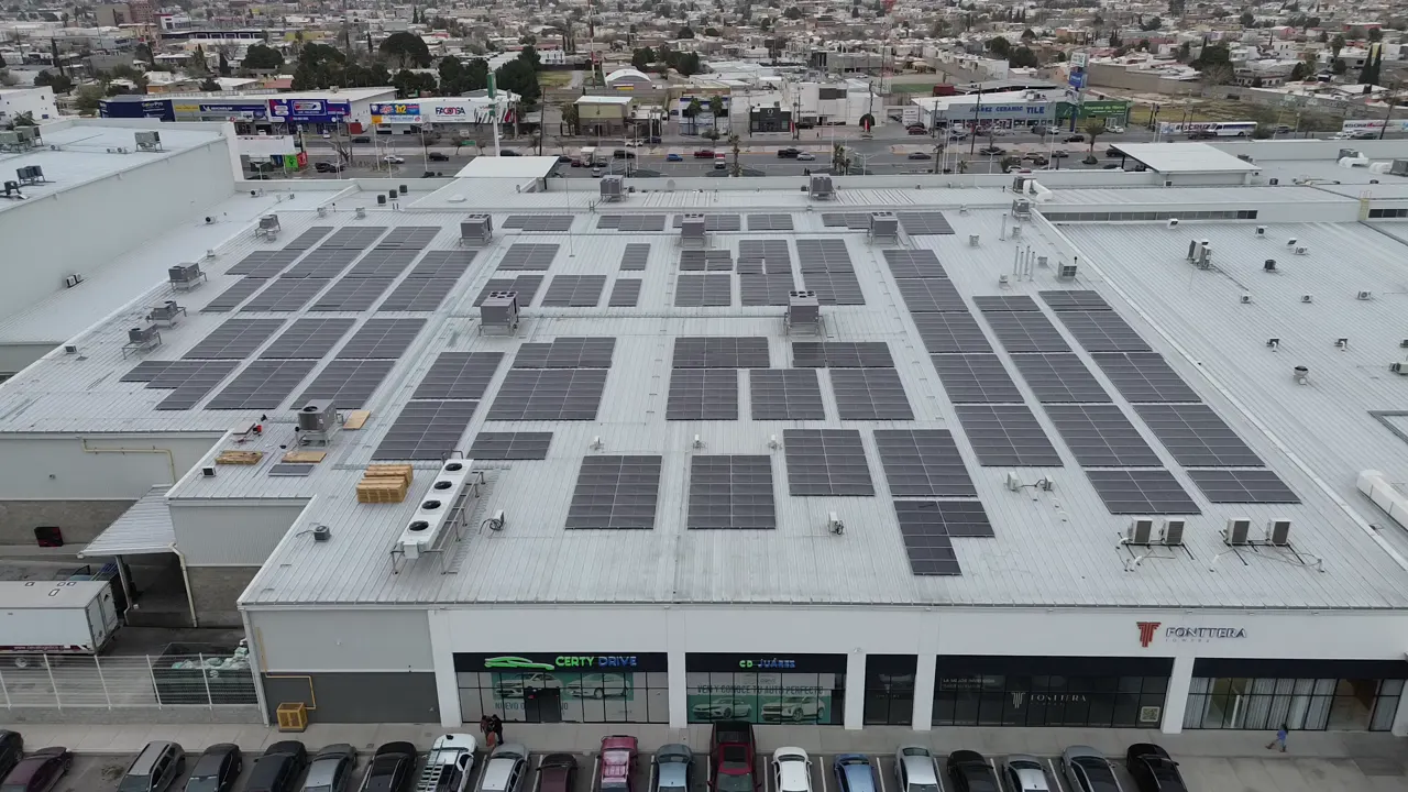 Vista aérea de paneles solares instalados sobre un techo comercial
