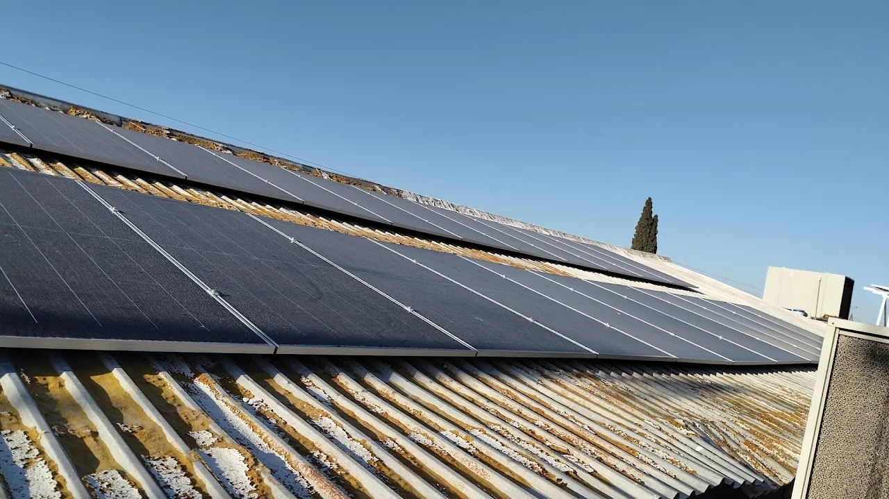 Paneles solares sobre techo de lámina a dos aguas