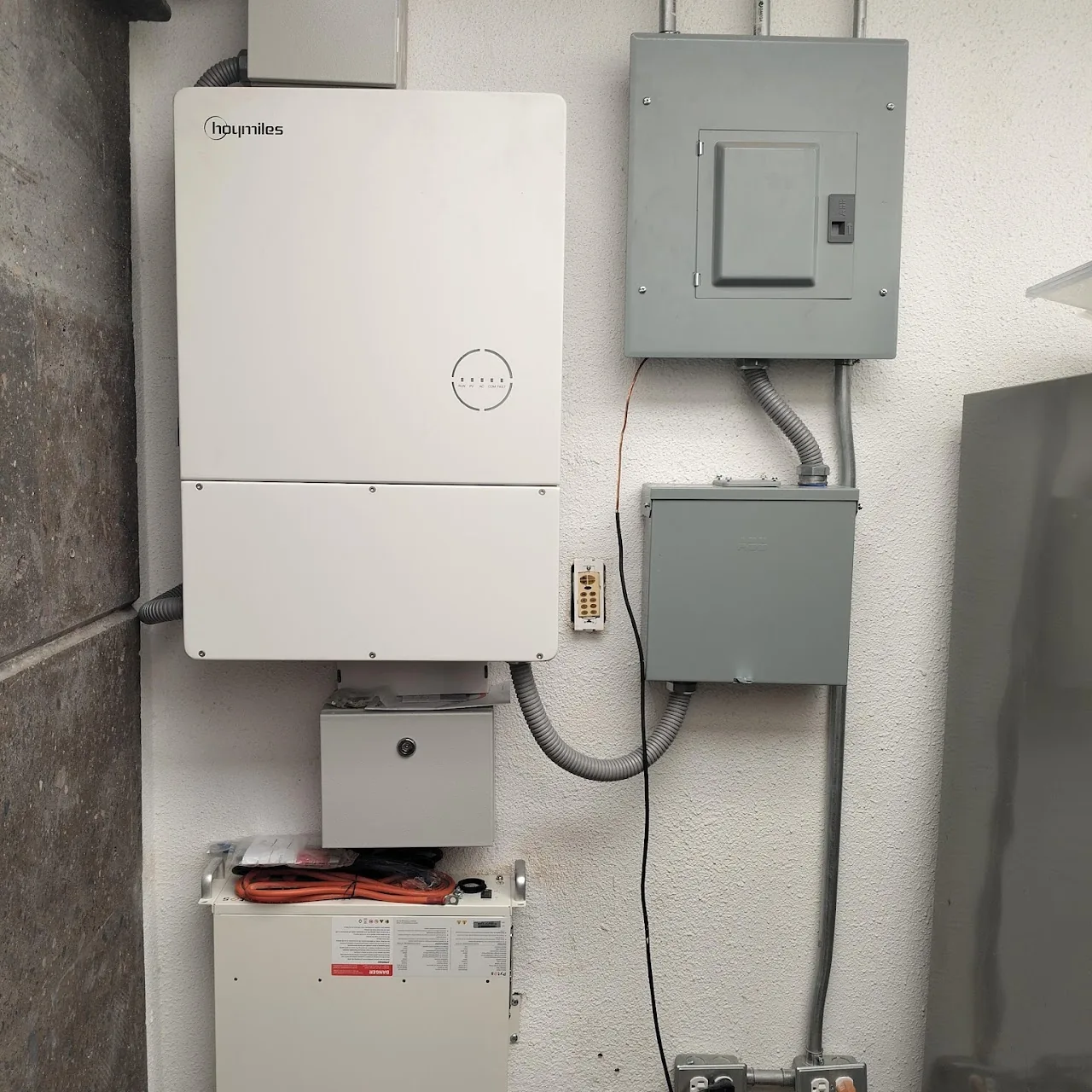 Inversor híbrido Hoymiles con batería y centro de carga