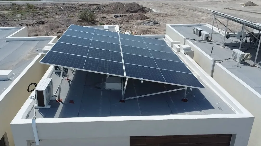 Sistema fotovoltaico sobre estructura de aluminio en azotea de casa
