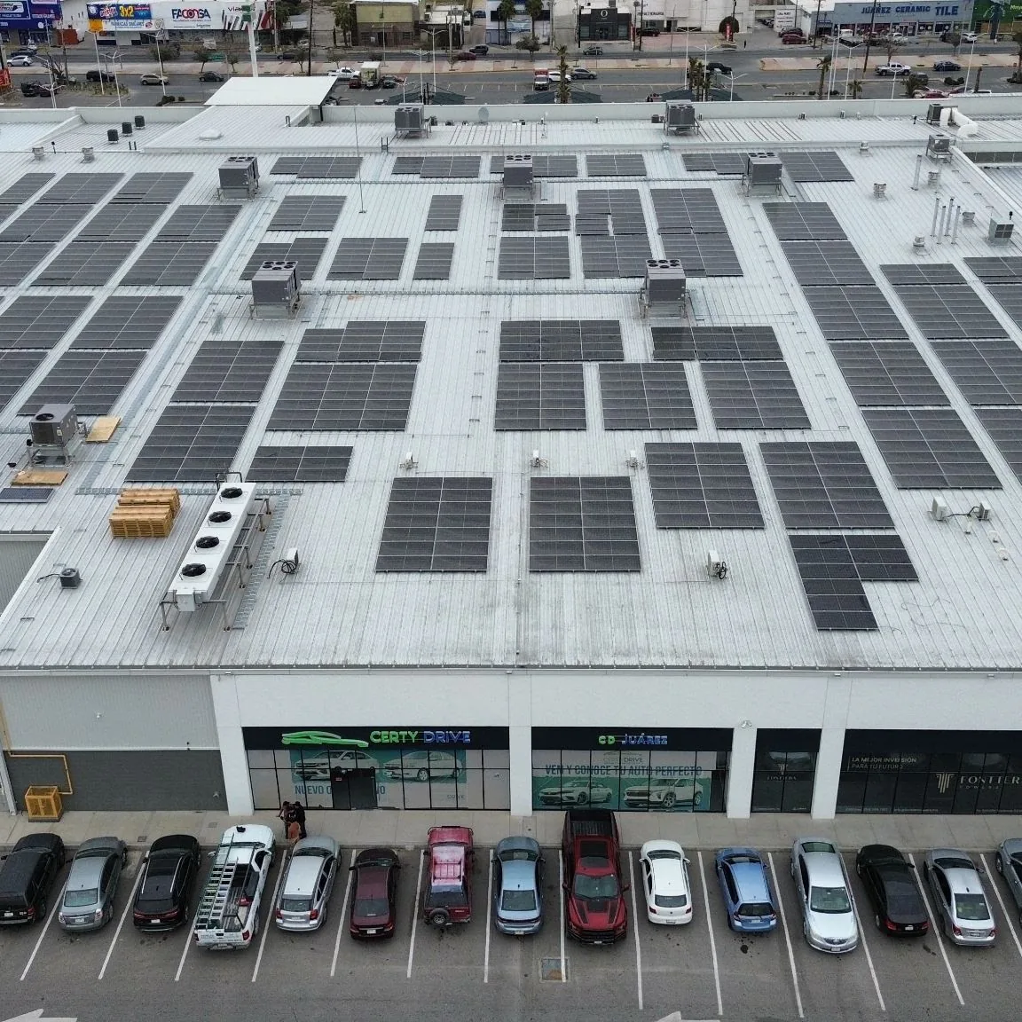 Vista de dron de plaza comercial con el techo cubierto de paneles solares