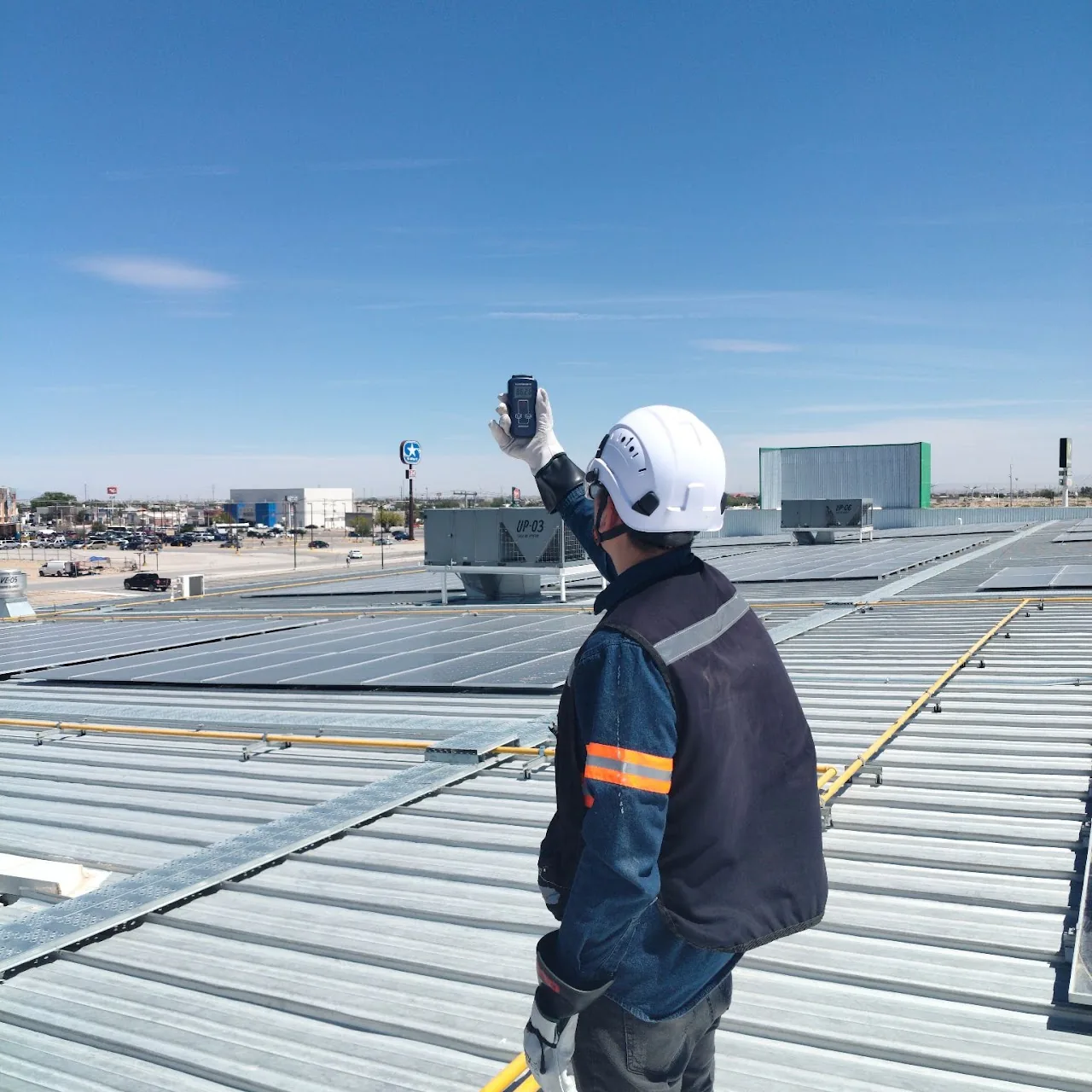 Instalador de ASR Renovables midiendo irradiancia sobre un techo industrial