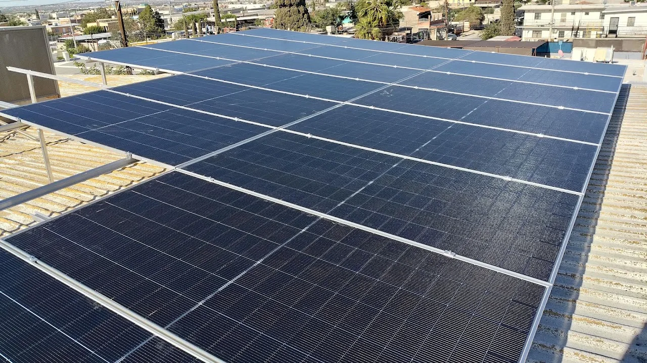 Paneles solares sobre estructura de aluminio elevada en techo de lámina