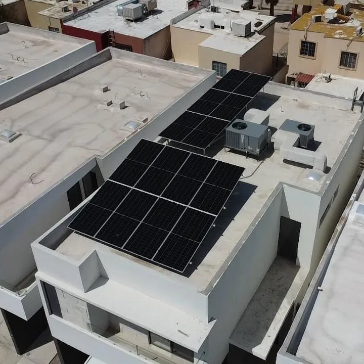 Vista aérea de casa con paneles solares en azotea